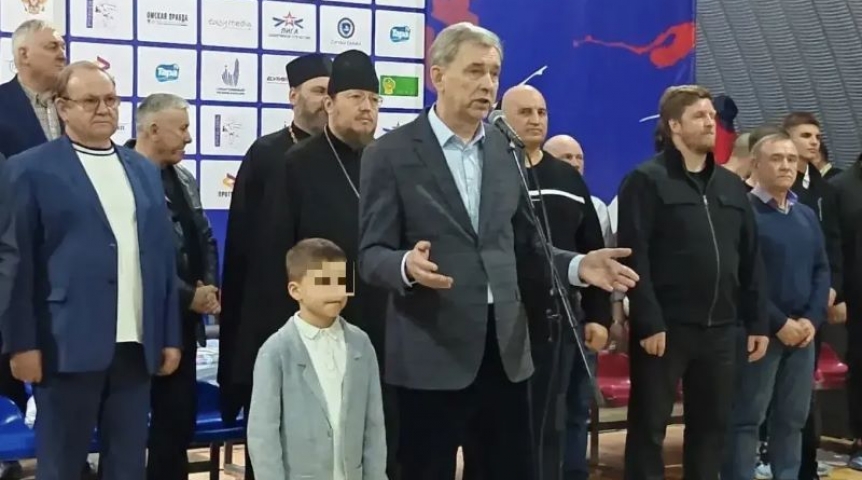 Спикер омского Заксобрания Артемов показался на публике с внуком