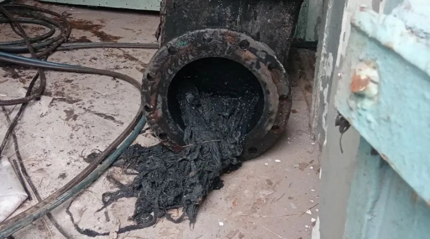 Омичам показали огромный засор канализации из-за смытых жителями предметов