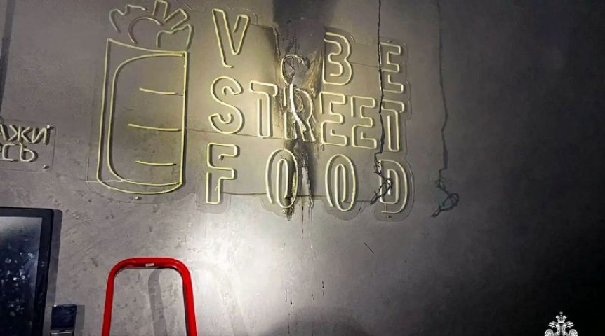 Омичам показали сгоревшую вывеску на улице Ленина