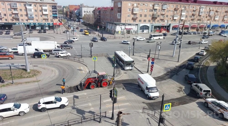 В центре Омска для ремонта дороги срезали асфальт