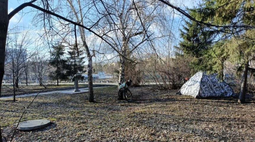 В центре Омска неизвестный посреди сквера на царском месте устроил жилье