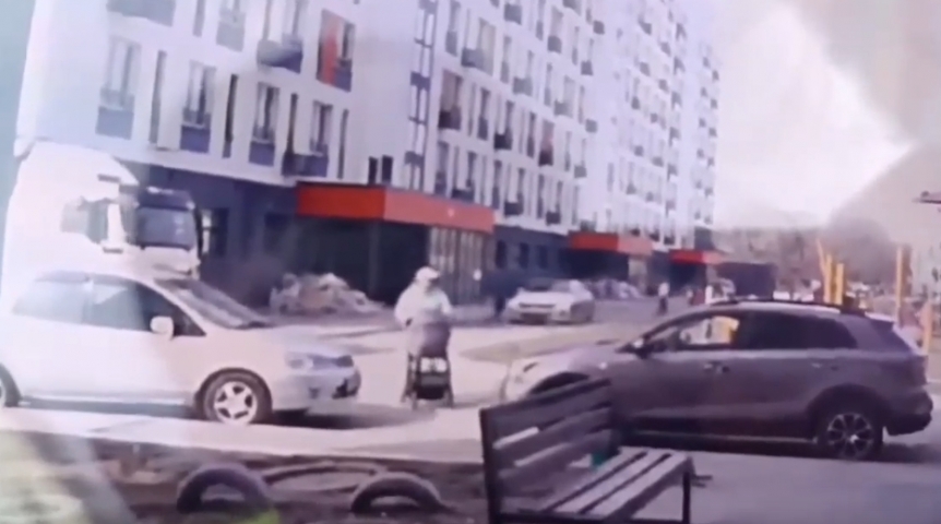 Появились кадры наезда на спешащего мальчика в омском дворе