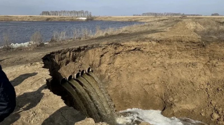 В Омской области нашли самодельную дамбу