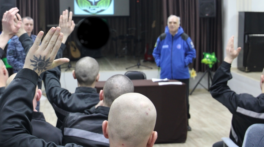 Омским заключенным рассказали об особенностях поиска людей и ориентирования на местности