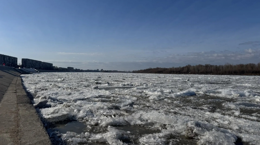 В Омске начался основной ледоход: Иртыш освобождается ото льда