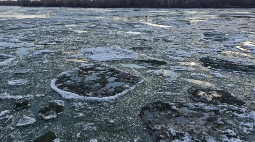 «Порционный» ледоход наблюдают омичи на Иртыше: лед сходит волнами