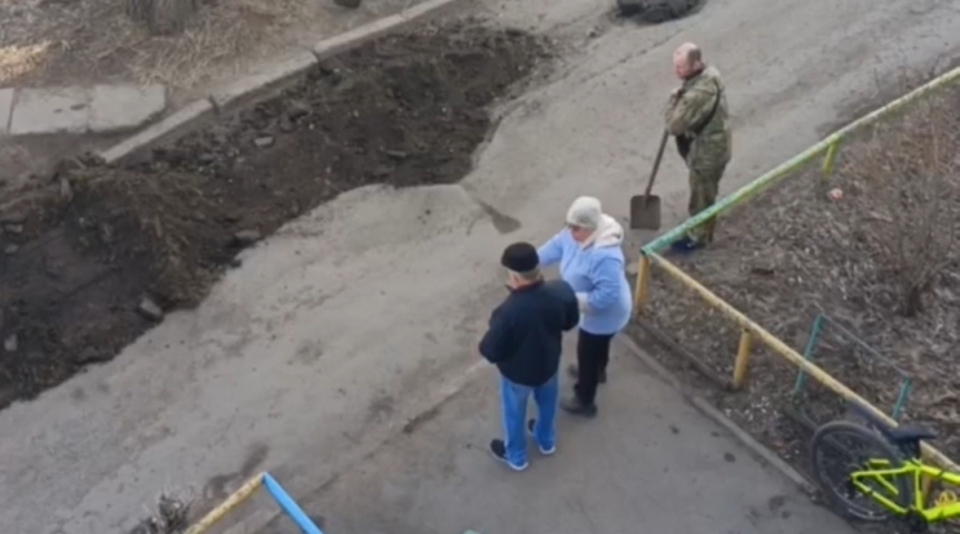 Под Омском управляющая компания засыпала ямы землей