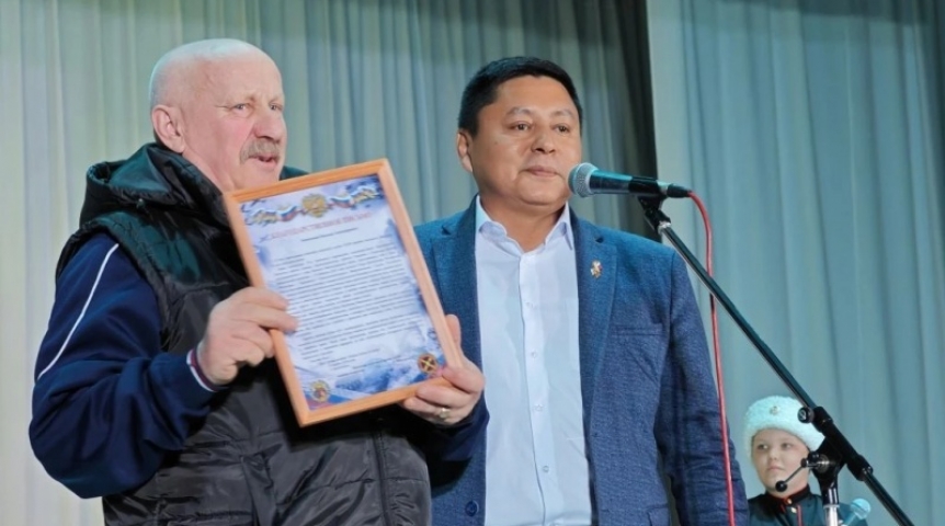 В Омском районе отцу участника СВО вручили благодарность командира