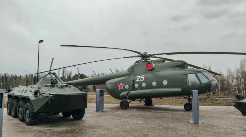 Омский парк «Патриот» дополнили вертолетом и грузовиком с СВО