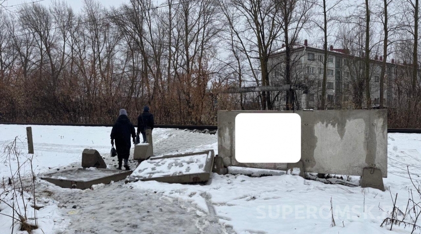 Омичи добиваются перехода через ж/д пути, где не помог даже бетонный забор