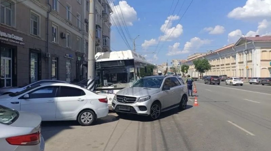 Автобус с пассажирами влетел в столб в Омске