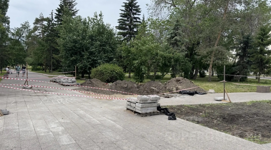 В Омске начали устанавливать памятник Высоцкому