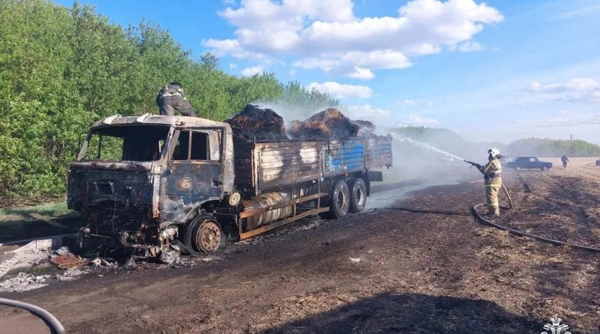 Под Омском в пожаре уничтожены тонны кормов для животных