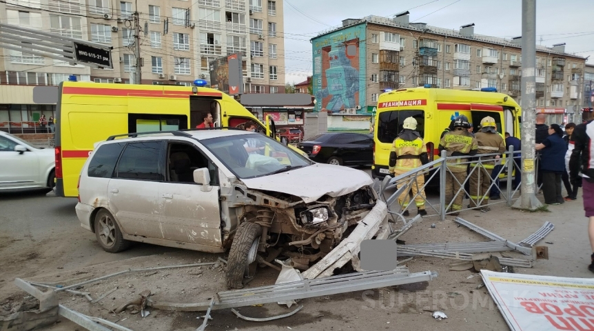 В Омске машина в жутком ДТП снесла забор у автобусной остановки: фото