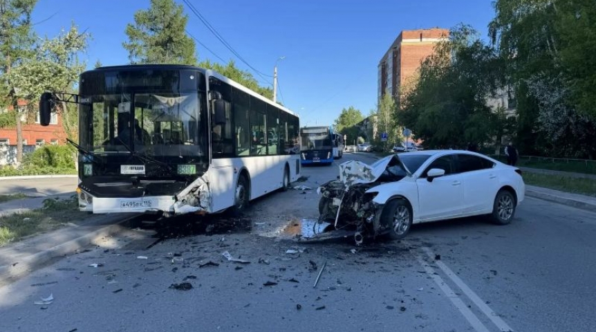 Автобус с пассажирами попал в аварию в Омске