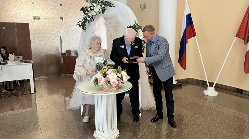 Омской паре с 60-летним «стажем» вручили медаль
