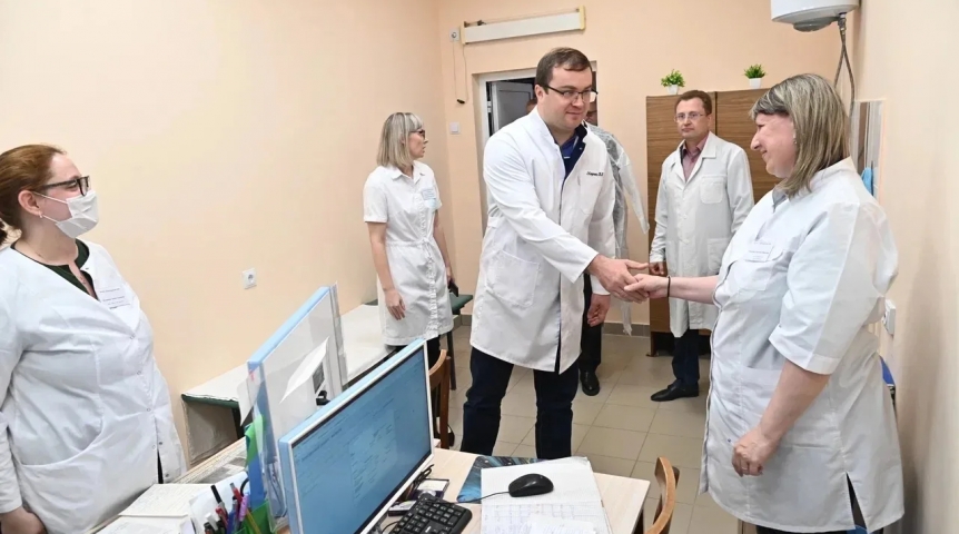 Омский губернатор Хоценко оценил качество ремонта поликлиники в Павлоградке