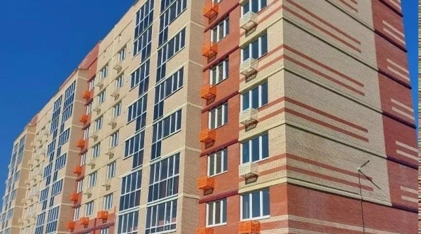 В Омске построили высотку между школой и детским садом