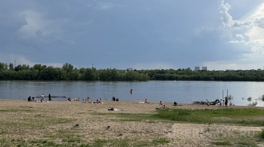 Омичи уже открыли пляжный сезон у запретной реки