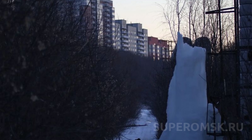 «Омск РТС» предостерегли из-за ледяного сталактита у бюста Ленина