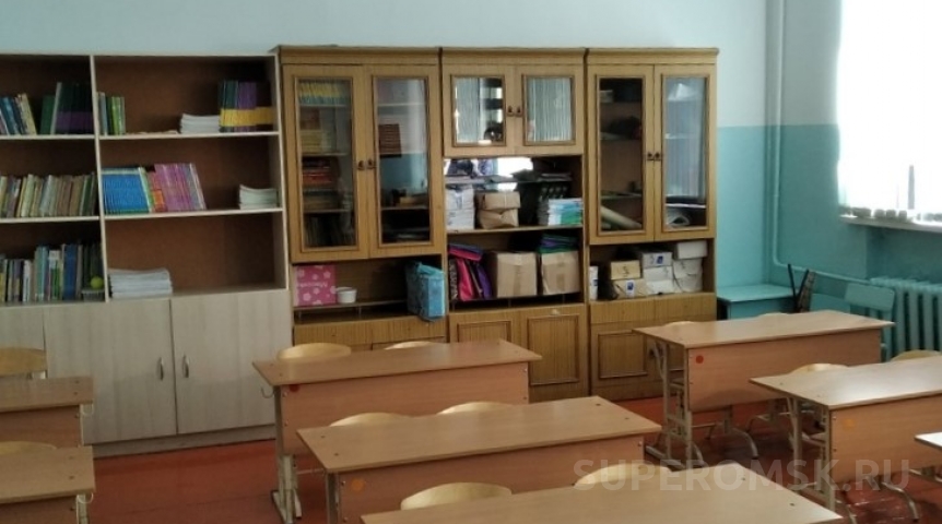 Бывшую ученицу омской школы с дефектами обязали вернуть за парту