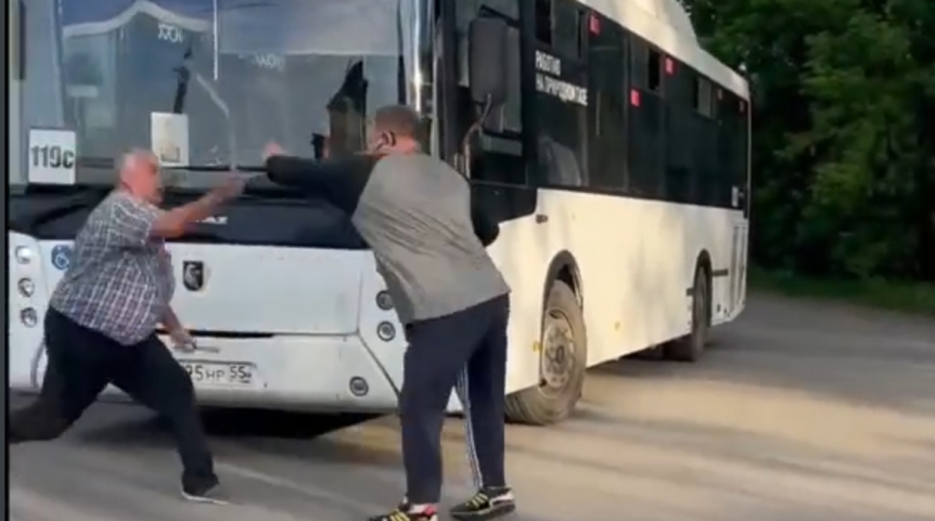 Известны подробности о подравшихся водителях автобуса в Омске