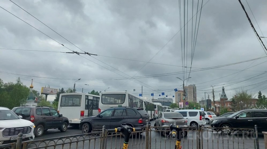 В центре Омска скопились жуткие пробки и аварии