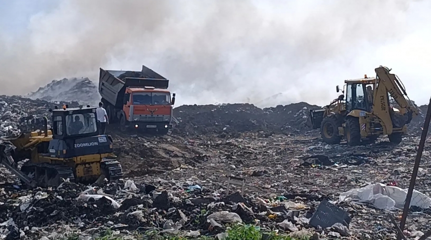 В районе Омской области пожар охватил несколько гектаров свалки