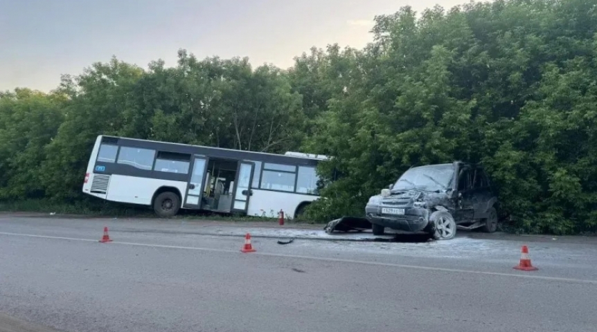 Водитель не выжил при столкновении авто с автобусом у омского СНТ