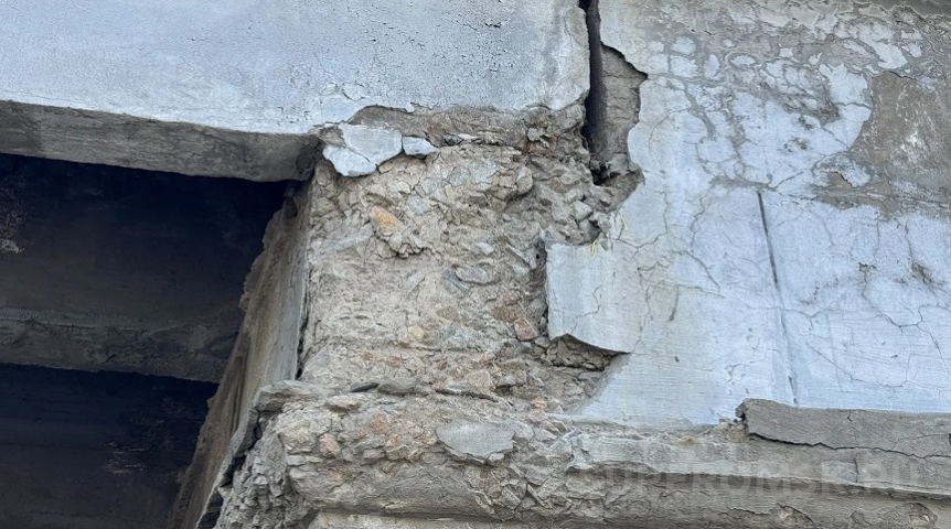 На Комсомольском мосту в Омске заметили разрушения