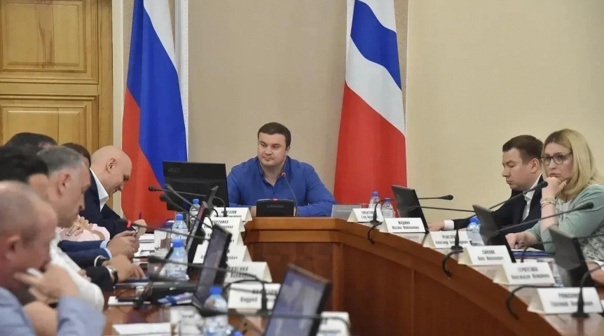 Хоценко провел заседание «Парламентского клуба» в Омске