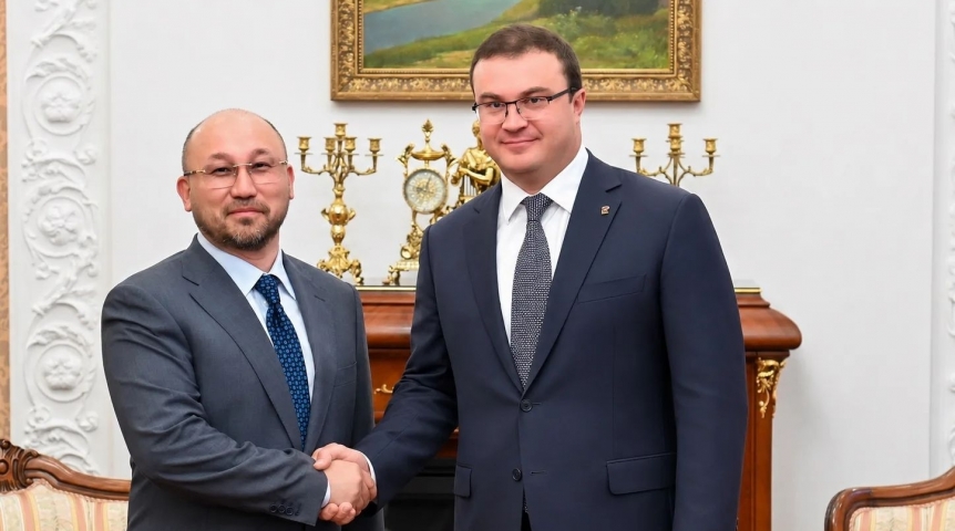 На старте российско-казахстанского форума в Омске Хоценко принял посла Республики Абаева