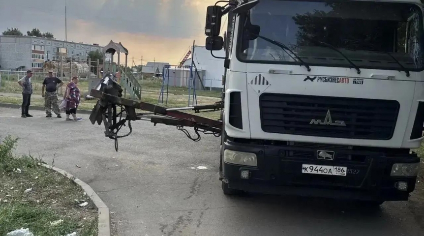Омский мусоровоз случайно продырявил дом по заказу местной администрации