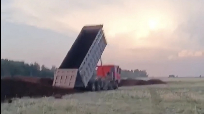 Омских сельчан начали обкладывать куриным пометом