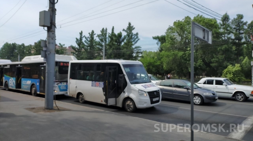 Омский маршрутчик объяснил требование наличных ситуацией с топливом