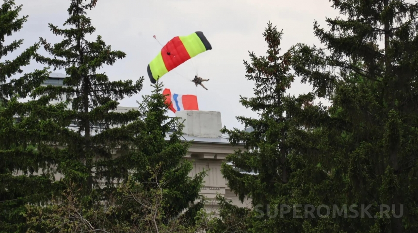 На омской «Королеве спорта» в Полтавке произошло ЧП с парашютистами