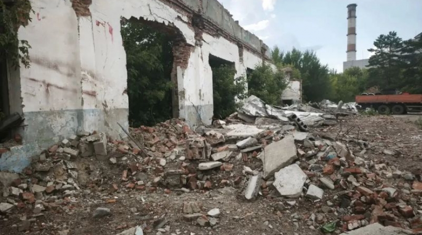 В Омске ребенок погиб из-за обрушения здания в промзоне ЛАО