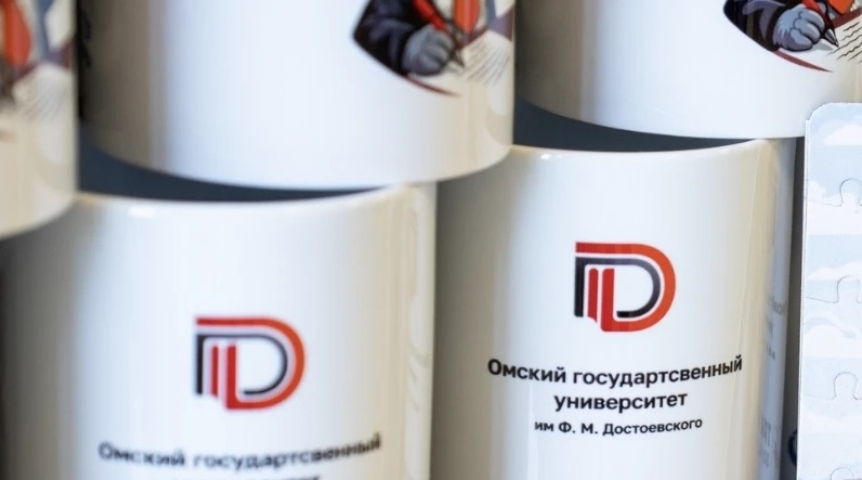 Кружки тотального диктанта в Омске стали коллекционными из-за опечатки