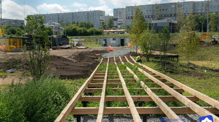 В Омске делают новый сквер с деревянным тротуаром у газовой котельной