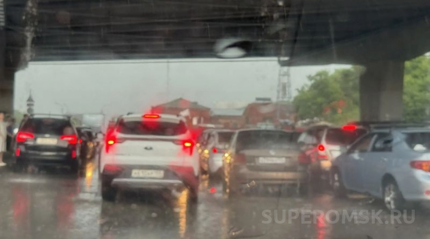 В Омске водители устроили затор под мостом, спасаясь от града