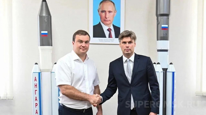 Омский губернатор Хоценко и руководитель Роскосмоса Баканов наградили сотрудников ПО «Полет»