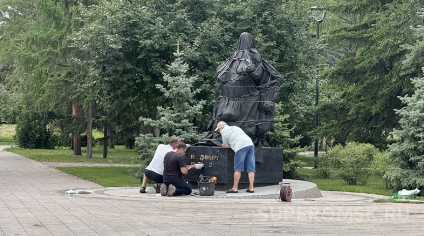 Памятник Высоцкому в Омске достанут из мешка на этой неделе