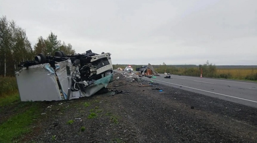 Омич на «Ниве» погиб в жутком ДТП с перевернувшимся КамАЗом под Тюменью