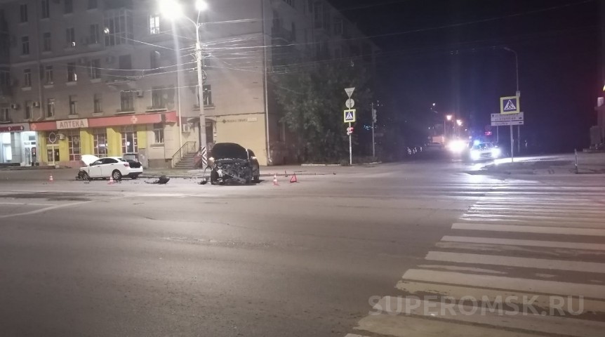 В центре Омска вдребезги разбились две легковушки на проспекте Маркса