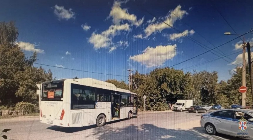 В Омске молодой водитель протаранил автобус с 28 пассажирами