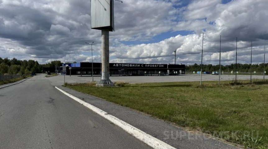 В бывшем омском Metro начали продавать машины