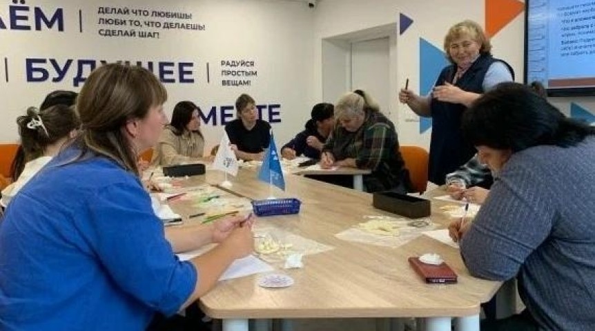 Безработные омички слепили символ безработицы