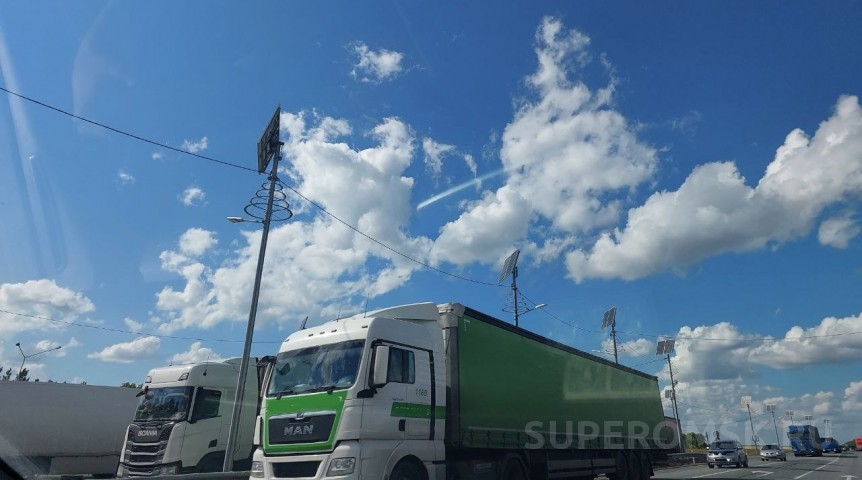 У кафе на трассе в Омской области нашли тело дальнобойщика из Удмуртии