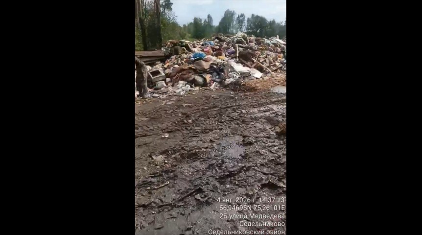 Водитель мусоровоза пожаловался на забитую до краев свалку омского севера