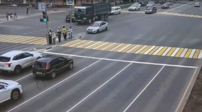 Появилось видео наезда на группу пешеходов в центре Омска